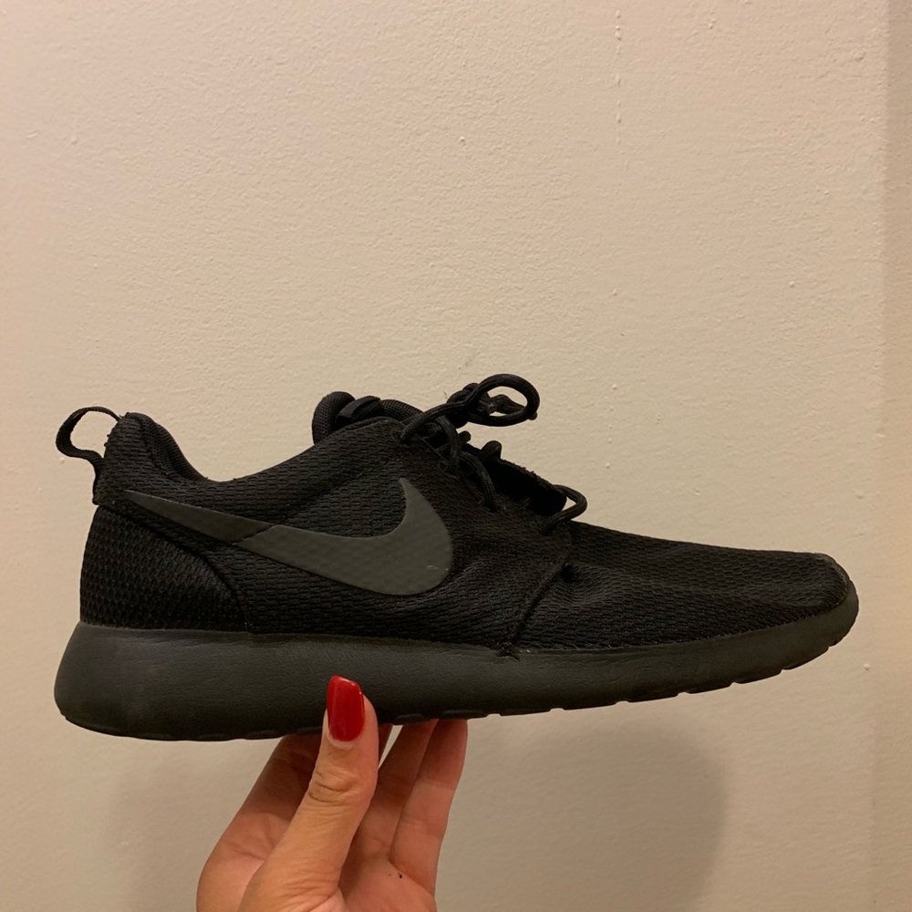 All black Nike Roshe sneakers